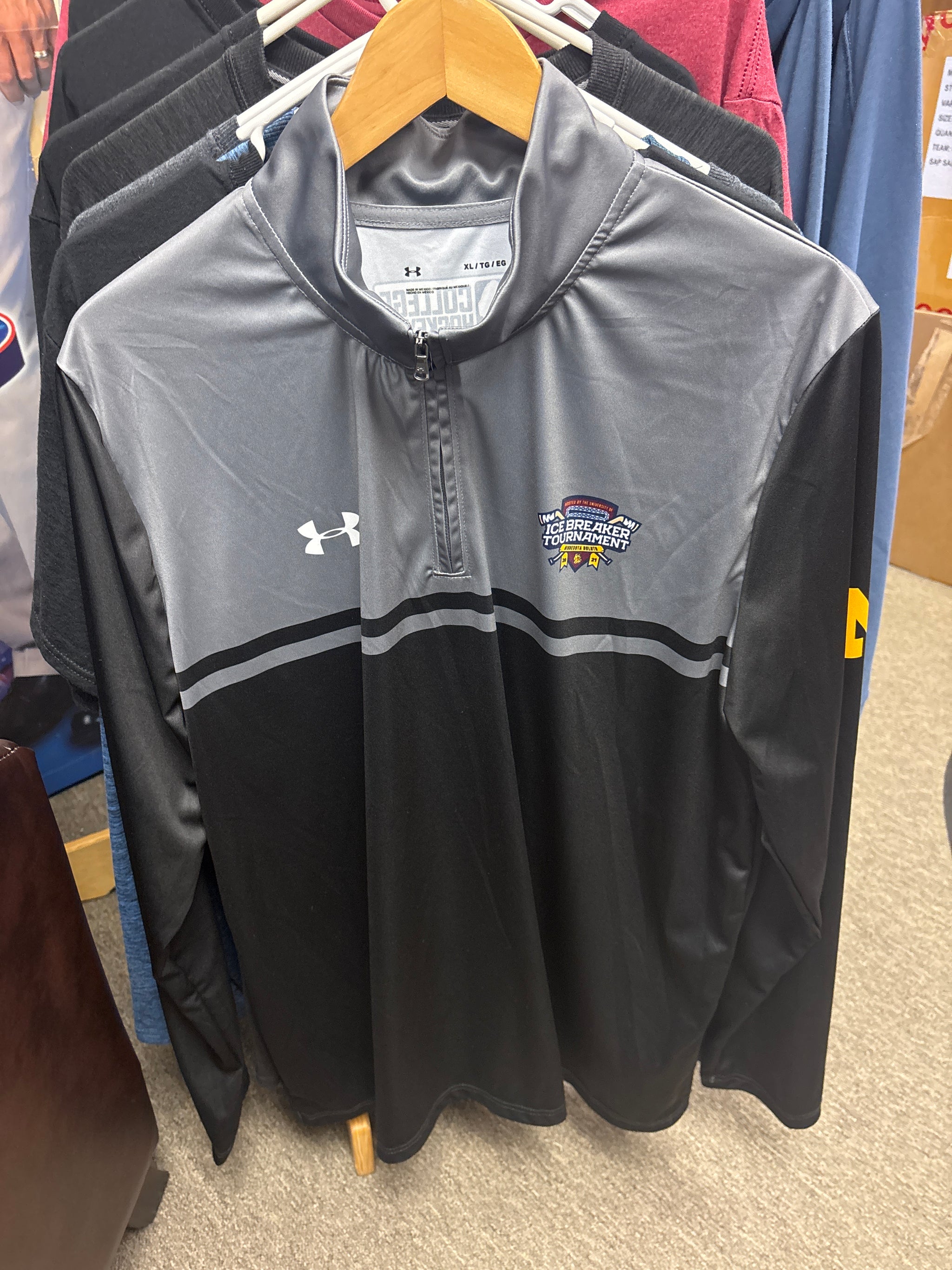 Michigan Hockey Under Armour Quarter Zip Shirt XLarge Icebreaker