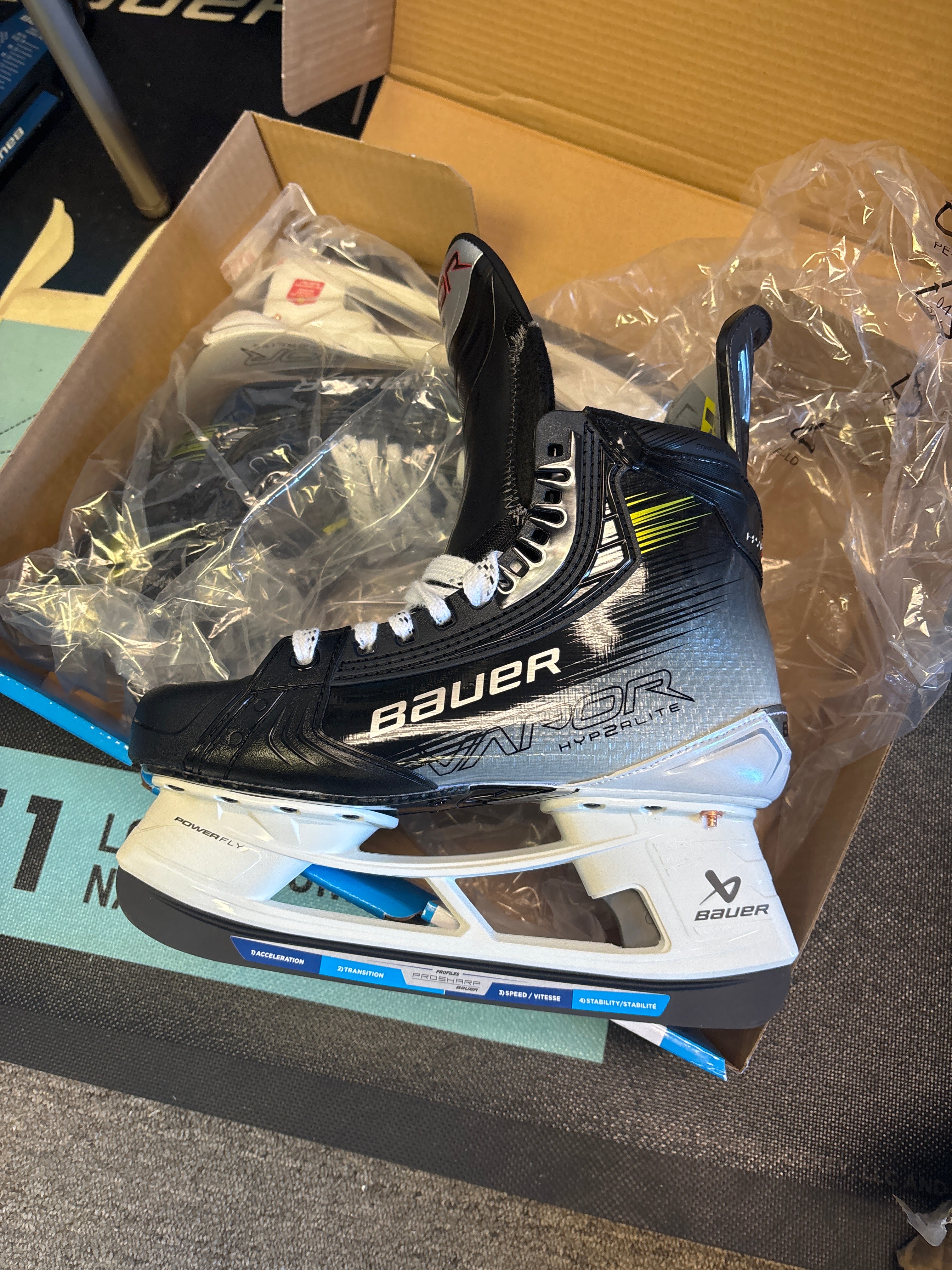 New Bauer Hyperlite 2 Hockey Skates 7.5 Fit 2 New Steel Included